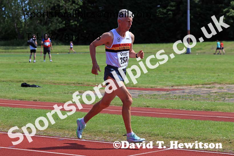 Mens 1500 metres, 2024 NE Masters Track and Field Champs., Monkton Stadium, Jarrow.  Photo: David T. Hewitson/Sports for All Pics